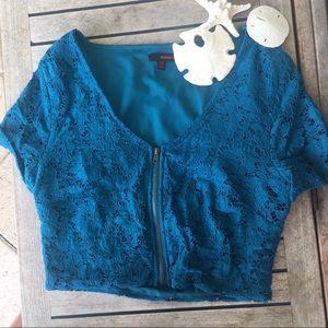 Summer Essentials! Adorable lace crop top